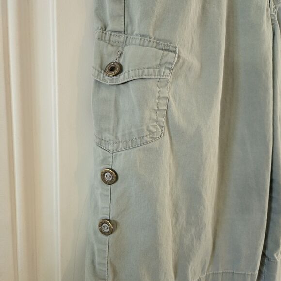 Bandolino Women’s Cargo Bermuda Shorts Sz 6 Green Button Side Roll Up Utility - Picture 3 of 8